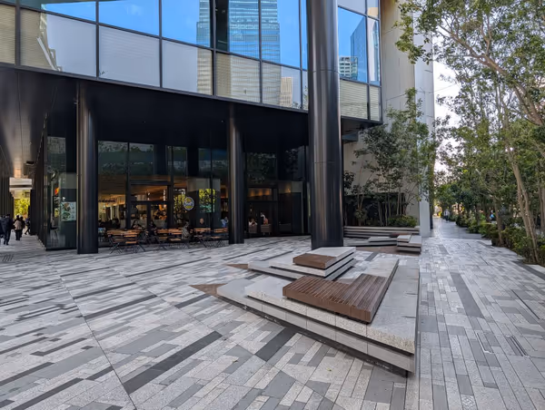 東京ポートシティ竹芝 芝商業高校前交差点の写真1