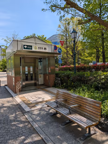 浜町公園 駅前歩道の写真2