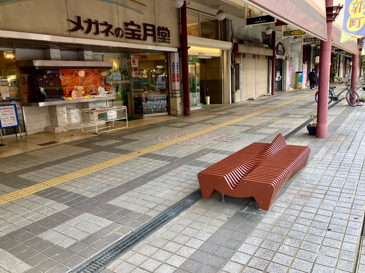 郭町商店街 メガネの宝月堂前の写真1