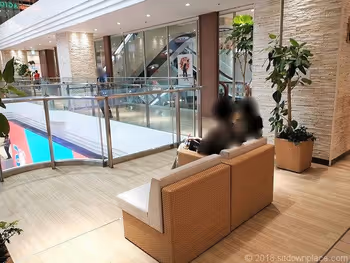 阳光城2F喷水广场的沙发