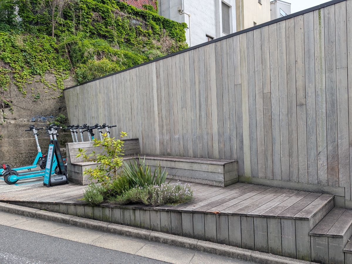 LOG ROAD DAIKANYAMA 入口前の写真1