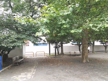 世田谷丸山公园的阴凉长椅