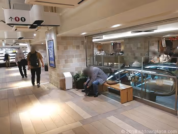 Rest areas with seats on the 2nd floor of Kichijoji Atre East Building