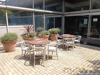 立川高島屋9F庭園テラス喫煙エリア側のテーブル席