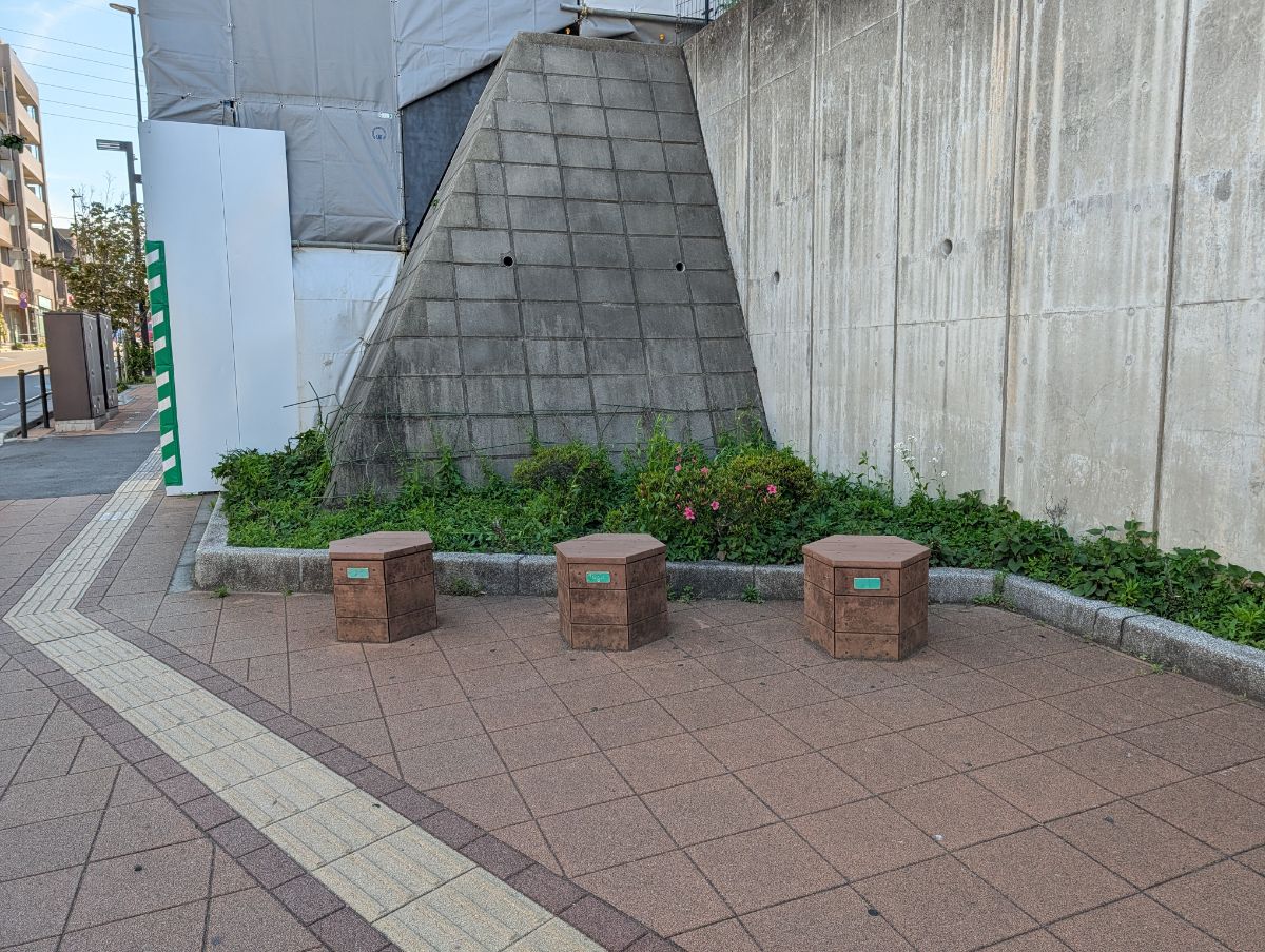 三鷹台駅前通りの写真1