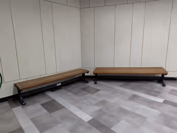 丸由百貨店 地下入口付近の写真2