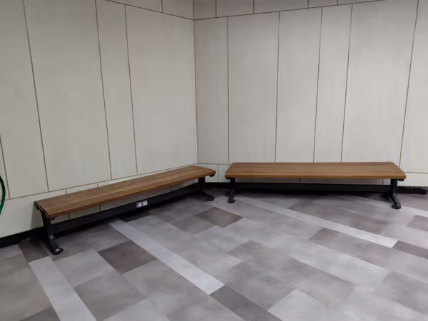 丸由百貨店 地下入口付近の写真2