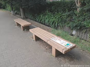 니이자역 남쪽 출구 공원 부근의 후루사토 코미치의 벤치 상세