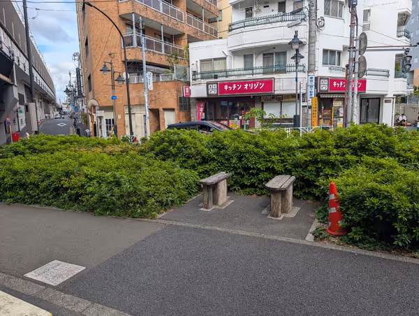 代々木上原駅南交差点付近の写真1