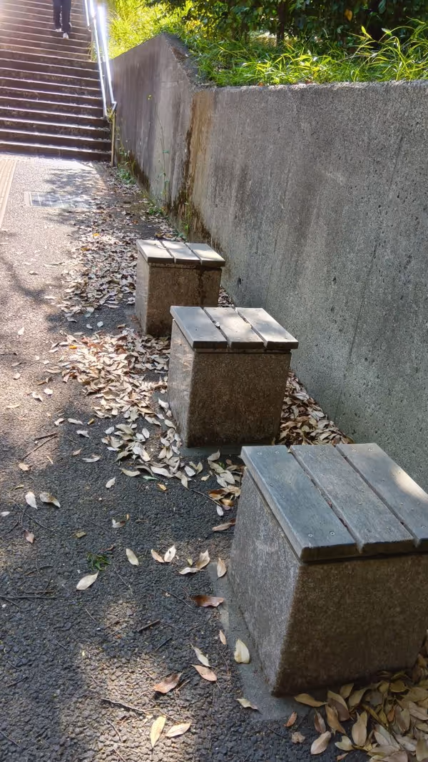 永山駅からやすらぎ橋の1つ目階段上の写真1