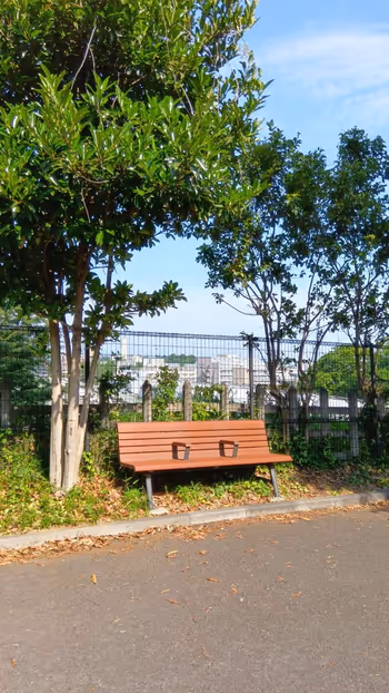 永山駅から、やすらぎ橋の先、坂道ルートの分岐点にあるベンチの写真3