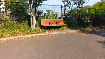 永山駅から、やすらぎ橋の先、坂道ルートの分岐点にあるベンチの写真2