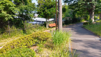 永山駅から、やすらぎ橋の先、坂道ルートの分岐点にあるベンチの写真1