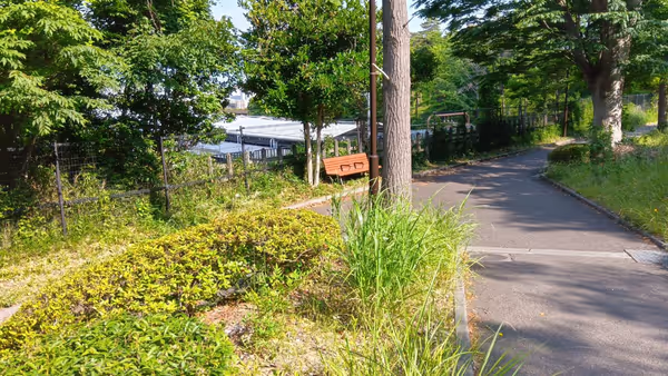 永山駅から、やすらぎ橋の先、坂道ルートの分岐点にあるベンチの写真1