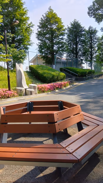 諏訪の町目由来板の目の前の素敵なベンチの写真1