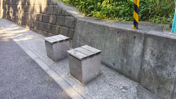 永山と諏訪2丁目~方面をつなぐ遊歩道の坂途中の椅子の写真1