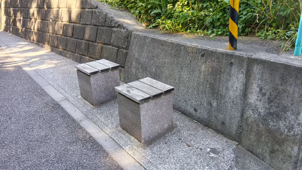 永山と諏訪2丁目~方面をつなぐ遊歩道の坂途中の椅子の写真1