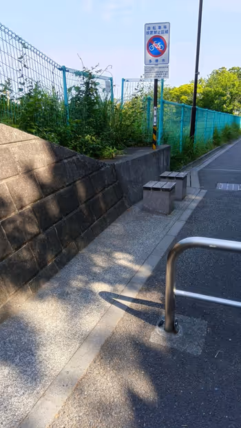 永山と諏訪2丁目~方面をつなぐ遊歩道の坂途中の椅子の写真2