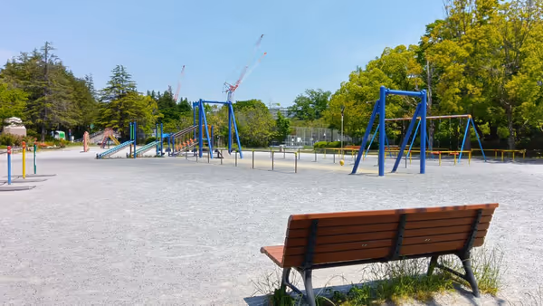 きんりん公園 ゆりのき保育園の目の前にある公園内のベンチ。の写真1