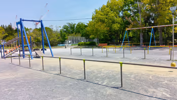 きんりん公園 ゆりのき保育園の目の前にある公園内のベンチ。の写真3