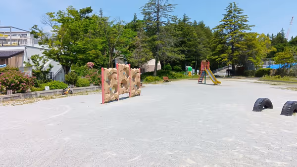 きんりん公園 ゆりのき保育園の目の前にある公園内のベンチ。の写真5