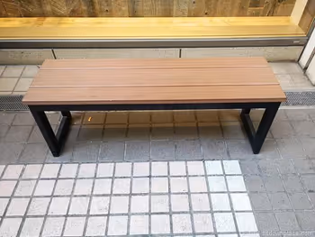 Coppice・Loft 前街道的木製長椅