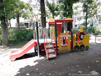 文京宮下公園のカラフルなベンチ