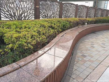 田端ふれあい橋の石材ベンチ