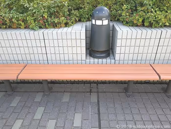 田端文士村記念館前のベンチ詳細