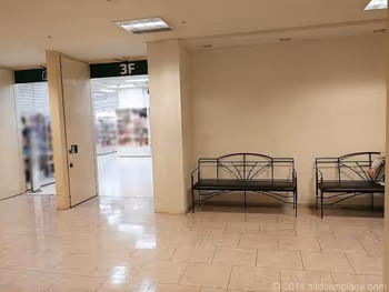 【新宿駅】東急ハンズ 階段付近の休憩場所