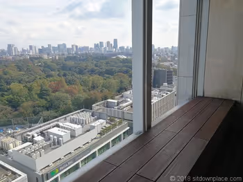 新宿高島屋12Fテラスのベンチ