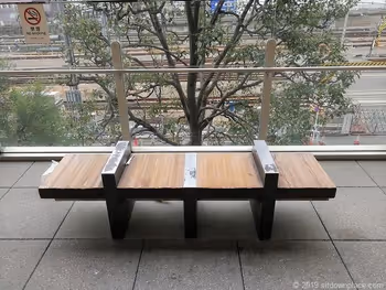 니토리 앞 데크 연결 통로의 벤치