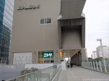 니토리 앞 데크 연결 통로