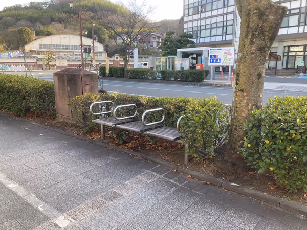 笠岡市役所の道路を挟んだ向かい側歩道付近の写真2