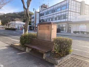 【笠岡駅】笠岡市役所の道路を挟んだ向かい側歩道付近