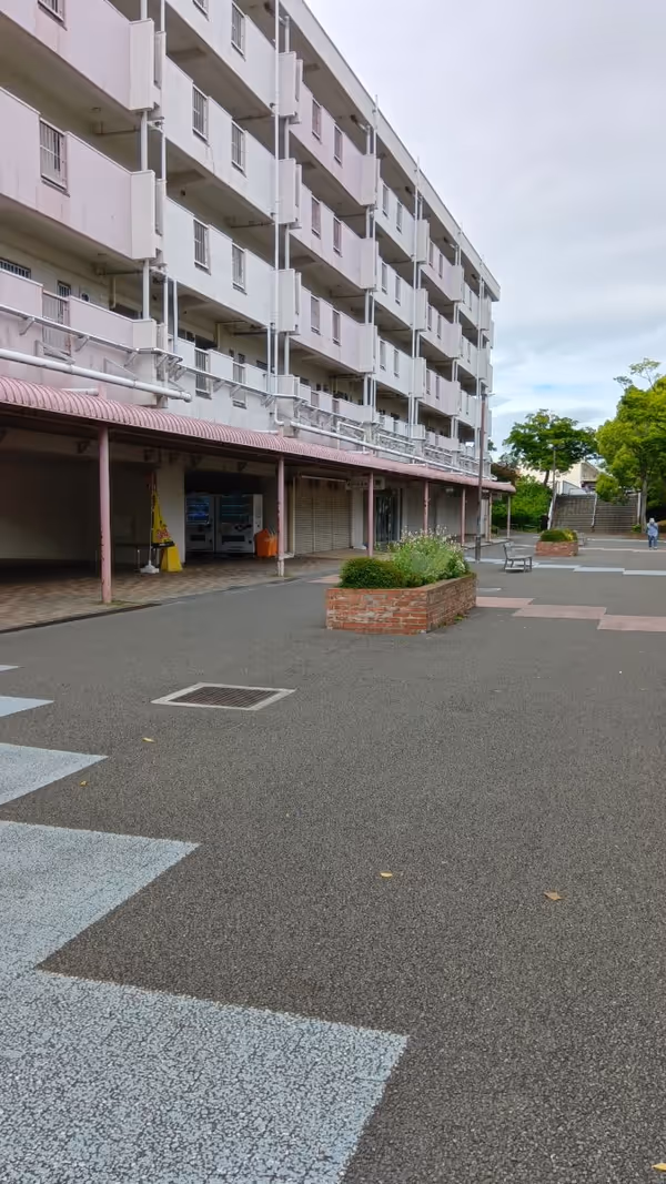 業務スーパー前の遊歩道の写真2