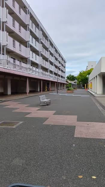 【小田急多摩センター駅】業務スーパー前の遊歩道