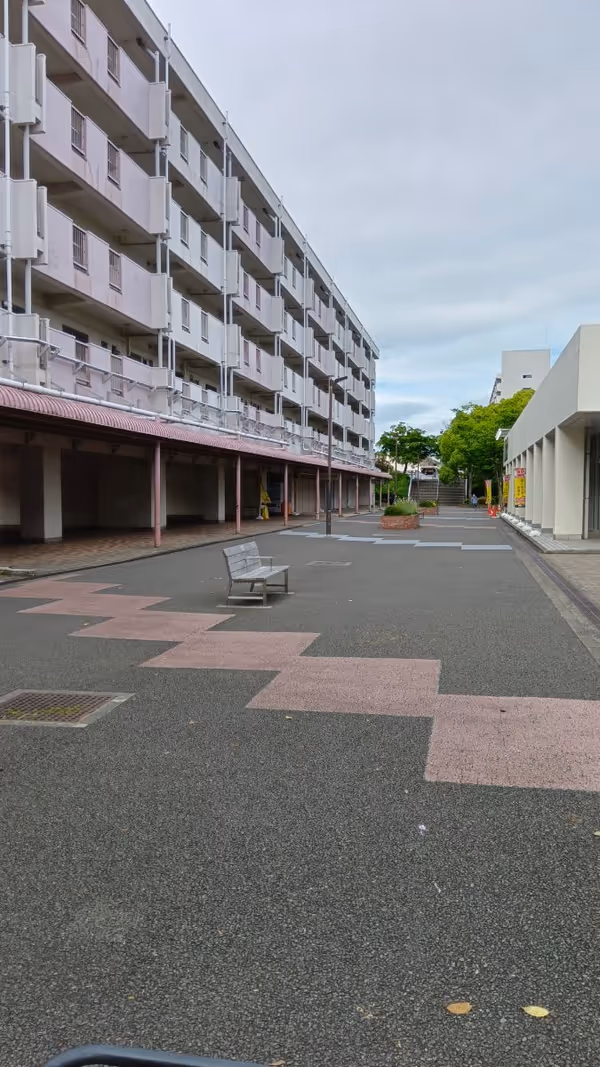 業務スーパー前の遊歩道の写真1