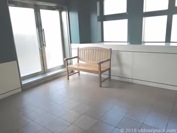 에비스 스카이워크의 나무 벤치