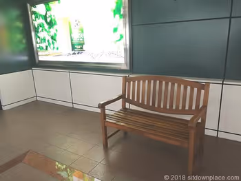 에비스 스카이워크의 간판 옆 나무 벤치