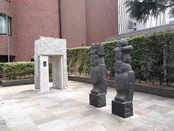 立川北口公园的木制长椅