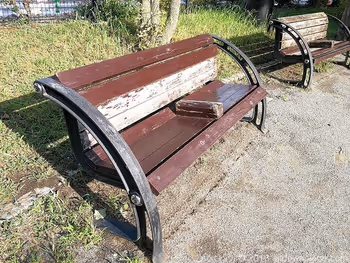 童橋公園の木製ベンチ