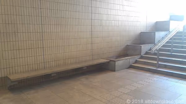 【中野駅】中央図書館入口の休憩場所