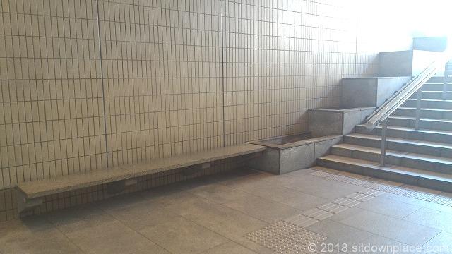 中央図書館入口の写真1