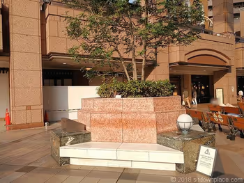 에비스 가든 플레이스 센터 광장의 앉아서 쉴 수 있는 휴식 공간