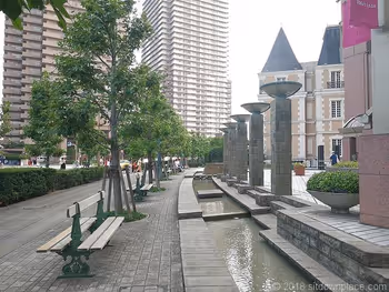 惠比寿花园广场Joël Robuchon前水渠的景观