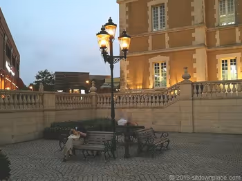 惠比寿花园广场Joël Robuchon前广场木制长椅的夜间景象