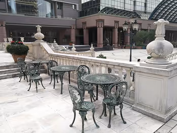 惠比寿花园广场Joël Robuchon前的桌席