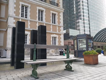 惠比寿花园广场Joël Robuchon旁边的长椅