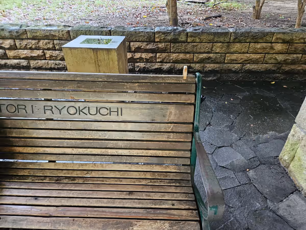 緑地公園駅 西出口(南出口西側)の写真1